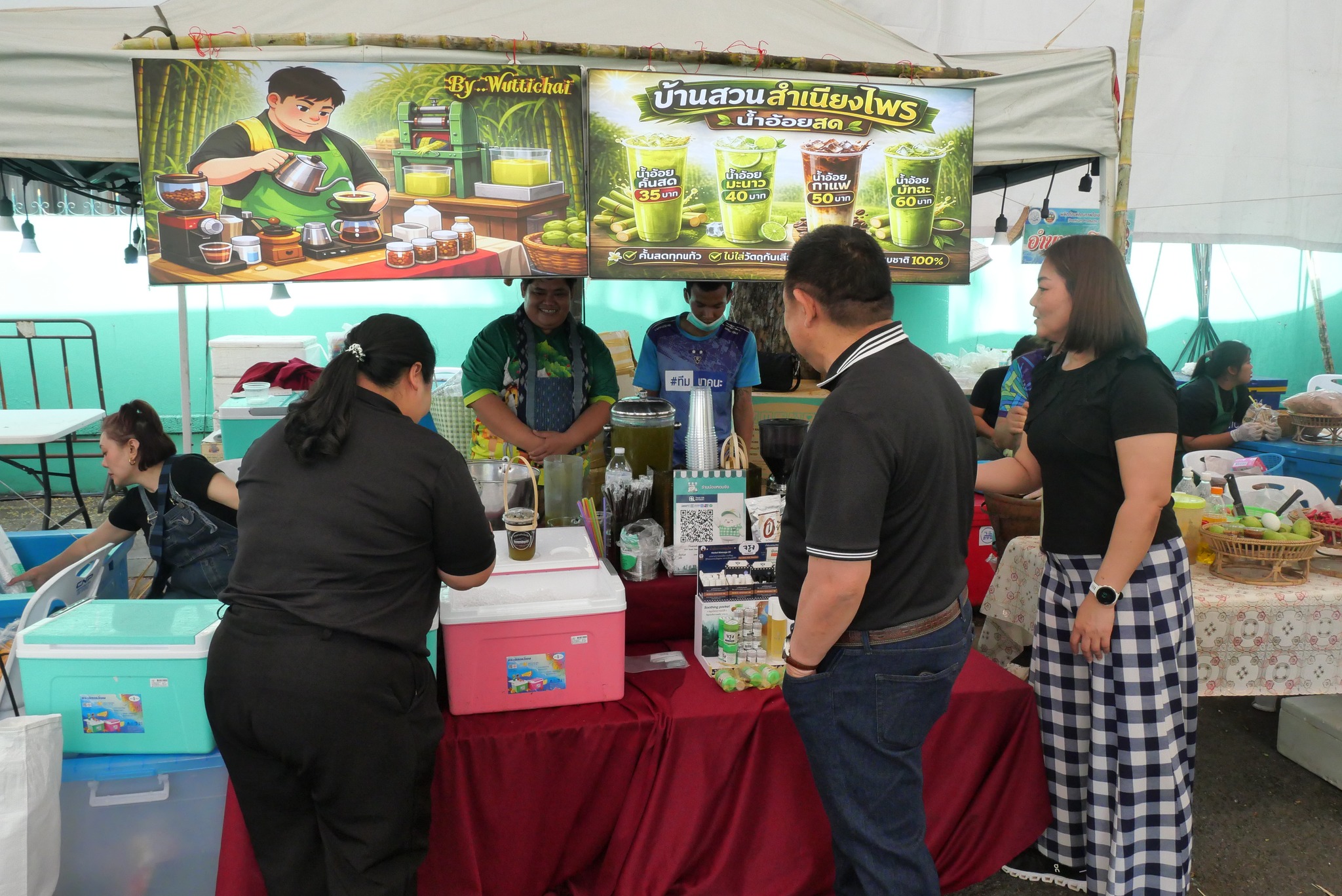 title - เลขาธิการ ส.ป.ก. เยี่ยมทักทายเกษตรกรและซื้อสินค้าในบรรยากาศวันสุดท้ายของการออกร้านขายสินค้า จากเขตปฏิรูปที่ดิน ส่งท้ายงานครบรอบ 51 ปี ส.ป.ก.